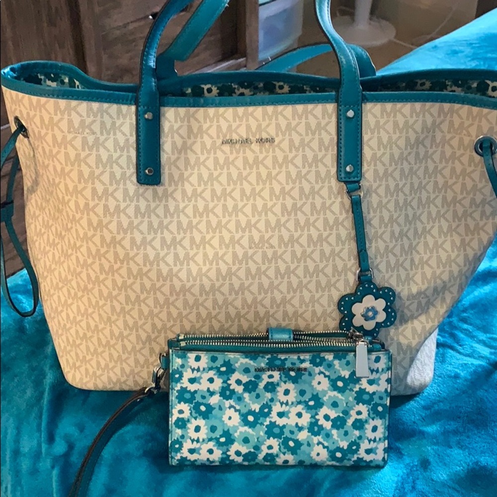 Michaels Kors tote bag and matching wallet